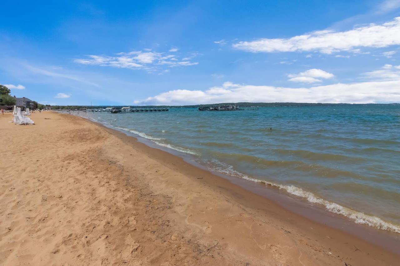 Sugar Beach Villa 1012 Luxury Waterfront Condo Traverse City Exterior photo